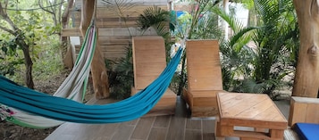 Quarto família, vista para o jardim | 1 quarto, individualmente decorados, Wi-Fi de cortesia