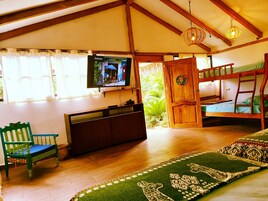 Quarto família, vista para o jardim | 1 quarto, individualmente decorados, Wi-Fi de cortesia