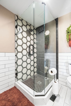 Towels, soap, shampoo, toilet paper - Boho Chic - DT Visalia/W Modern Art Flair (Visalia)