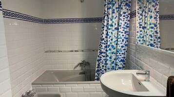 Apartemen | Kamar mandi | Kombinasi shower/bathtub, bathtub besar, pengering rambut, dan handuk