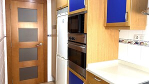 Apartment | Private kitchen | Fridge, microwave, oven, stovetop - Sunny Valencia Apartment With 2 Bedrooms (Valencia)