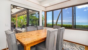 Dining - Beachfront & Short Drive to Waikiki (Honolulu)