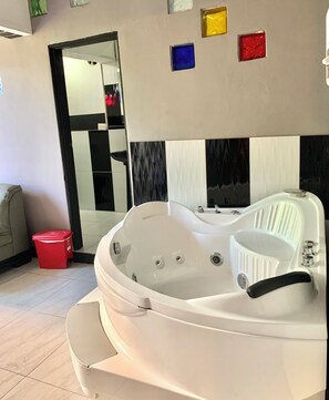 Interior - #4 Suite Icon @ Lleras Park 201 (Medellín)