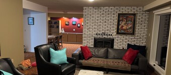 Cozy 2-bedroom apartment with WiFi, AC in amazing Penticton