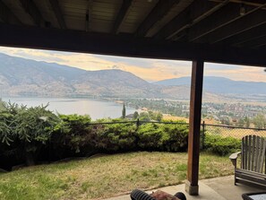 A covered outdoor area with a view of a lake, mountains, and a residential area. - Cozy 2-bedroom apartment with WiFi, AC in amazing Penticton (Penticton)