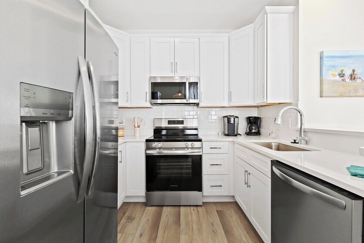 Kjøleskap, mikrobølgeovn, ovn og kokeplater