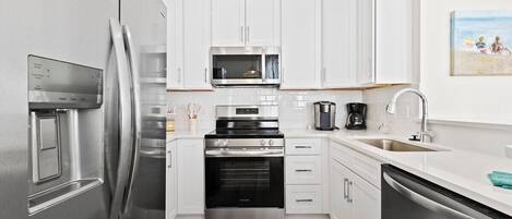 Réfrigérateur, micro-ondes, four, plaque de cuisson