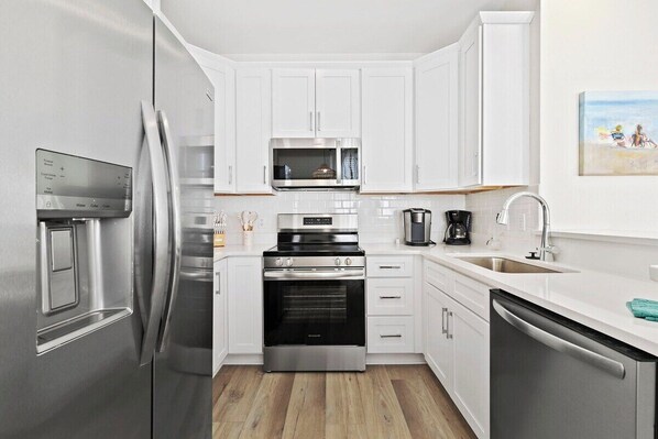 冷蔵庫、電子レンジ、オーブン、コンロ