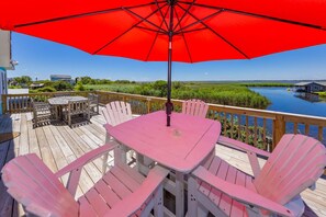 Outdoor dining - Back Bay Dog- Pool, Hot Tub, Bay, Sleeps 13 (Virginia Beach)