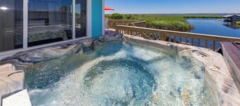 Back Bay Dog- Pool, Hot Tub, Bay, Sleeps 13