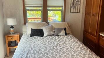 1 bedroom, bed sheets