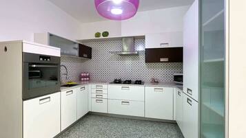 Frigorifero, microonde, forno, piano cottura