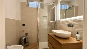 Dusche, Haartrockner, Toilettenpapier