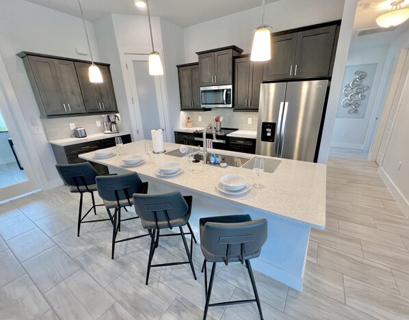 Refrigerador, microondas, horno, placa de cocina