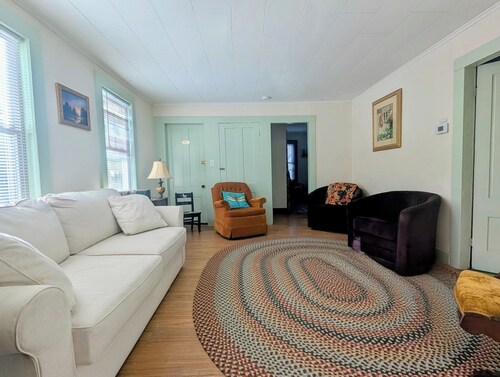 Spacious  Ground Floor 2/3 Bed private suite 5 minutes walk to Bridge of Flowers