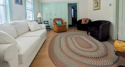 Spacious Ground Floor 2/3 Bed private suite 5 minutes walk to Bridge of Flowers