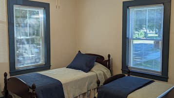3 bedrooms, desk, iron/ironing board, travel crib