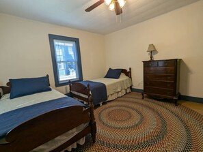 3 habitaciones, escritorio y tabla de planchar con plancha