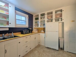 Fridge, microwave, oven, dishwasher - Spacious & Cozy Ground Floor 2/3 Bed private suite (Shelburne Falls)