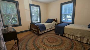 3 dormitorios, escritorio, tabla de planchar con plancha y cuna de viaje