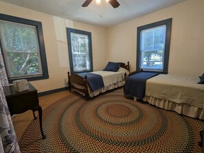 3 habitaciones, escritorio y tabla de planchar con plancha