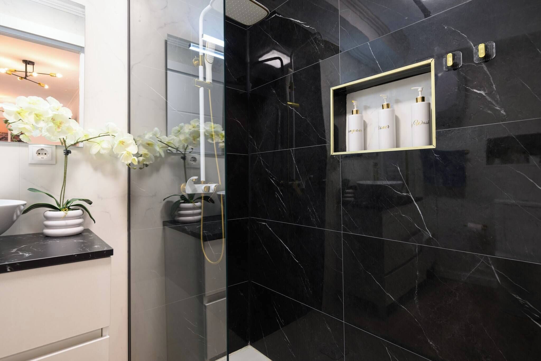 Shower, hair dryer, towels