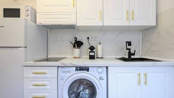 Een koelkast, een magnetron, een koffiezetapparaat/waterkoker