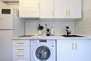 Fridge, microwave, coffee/tea maker, electric kettle - Charming studio in old town Triana San Telmo (Las Palmas de Gran Canaria)