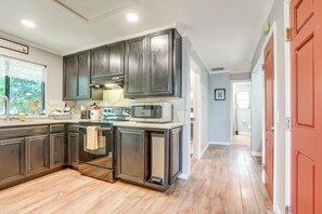 Refrigerador, microondas, placa de cocina, cafetera/tetera