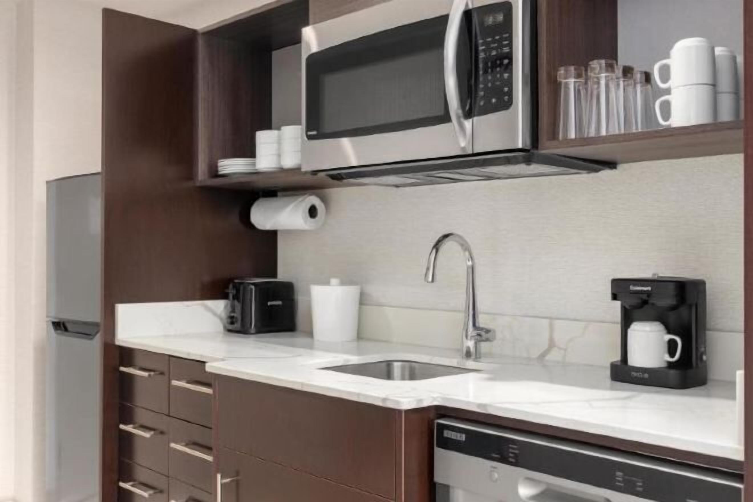 Cucina privata | Frigorifero con congelatore, microonde, piano cottura, lavastoviglie