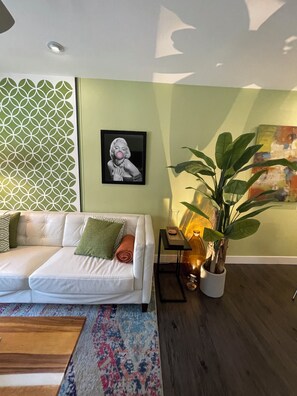 Smart TV - Presenting ModNest, a fun, modern retreat with a touch of glam - Downtown PS (Palm Springs)