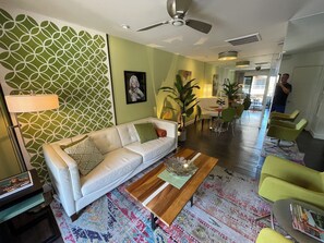 Smart TV - Presenting ModNest, a fun, modern retreat with a touch of glam - Downtown PS (Palm Springs)
