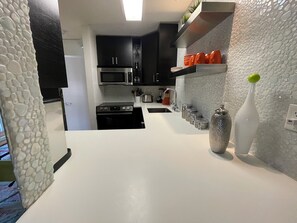 Kjøleskap, mikrobølgeovn, ovn og kokeplater