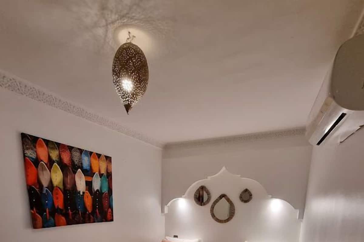 أسرّة بطبقة علوية مريحة وخزنة داخل الغرفة ومكواة/لوح كي وواي فاي مجانًا