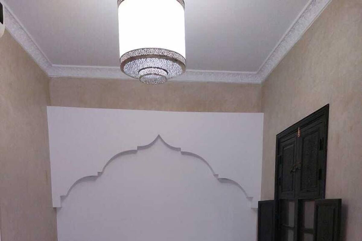 أسرّة بطبقة علوية مريحة وخزنة داخل الغرفة ومكواة/لوح كي وواي فاي مجانًا