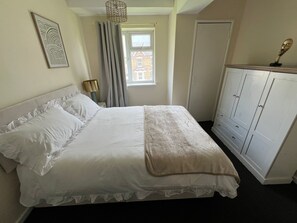 1 bedroom, iron/ironing board, free WiFi, bed sheets - Charming London Apartment Near Attractions (London)