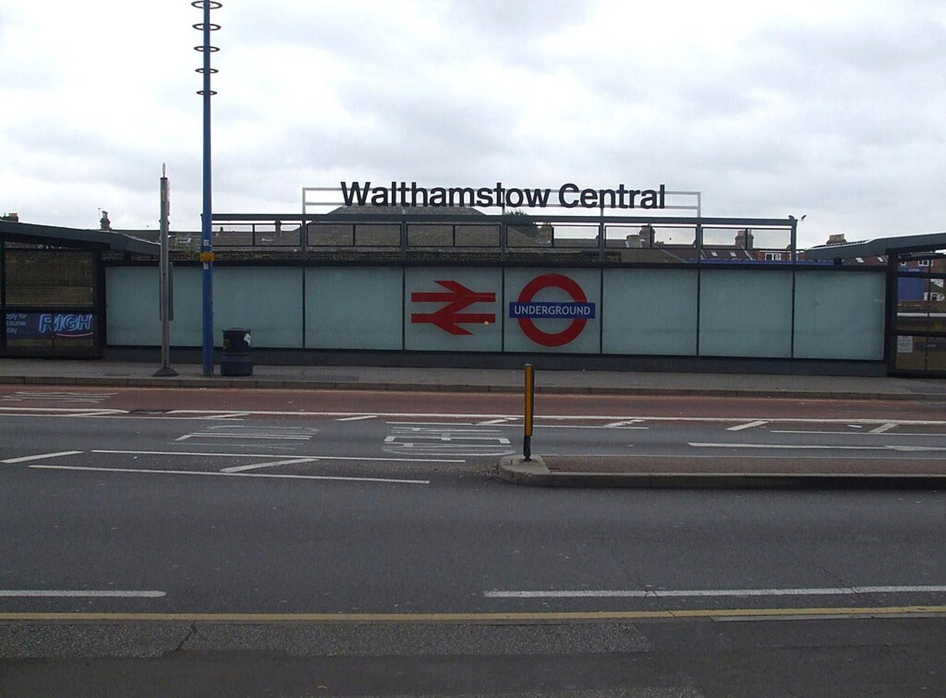 Ein Bahnhof mit einem Schild für Walthamstow Central und dem London Underground Logo.