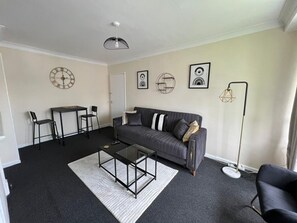 Living area - Charming London Apartment Near Attractions (London)