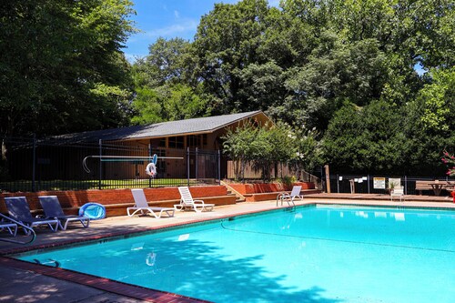 TAILGATE TERRACE! 2BR, 1 BA Condo-walking distance to downtown Athens & Stadium