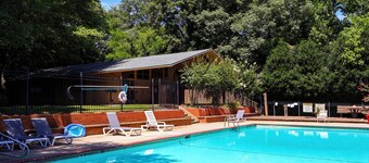 TAILGATE TERRACE! 2BR, 1 BA Condo-walking distance to downtown Athens & Stadium