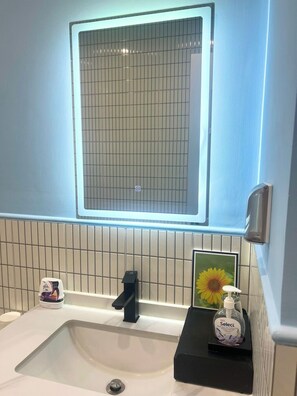 Regadera, bidet, toallas, jabón 