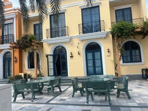 Outdoor dining - 3 bedroom seaview villa - Corner Villa Novaworld Phan Thiet (Thanh pho Phan Thiet)