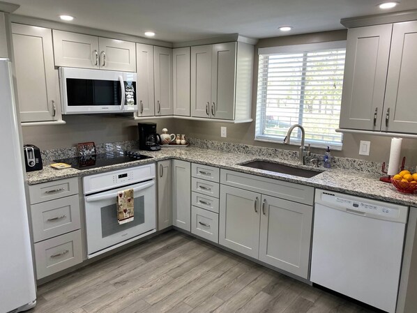 Fridge, microwave, oven, stovetop - Naples, Florida Beautiful 2 Bed 2 Bath Condo- Beautiful View! Reduced Rate! (Naples)