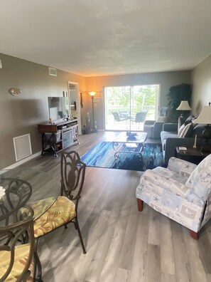 Smart TV, fireplace - Naples, Florida Beautiful 2 Bed 2 Bath Condo- Beautiful View! Reduced Rate! (Naples)