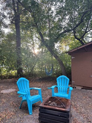 Property grounds - Cozy Getaway Cabin at Crooked Lake: Walking Distance to the Beach (Melville Beach)