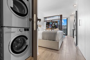 Luxury-Studiosuite, 1 Queen-Bett und Schlafsofa, Nichtraucher, Buchtblick | Wäschereiservice