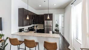 Condo, 1 Katil Raja (King), Kitchen, City View (Midtown Music City) | Dapur peribadi