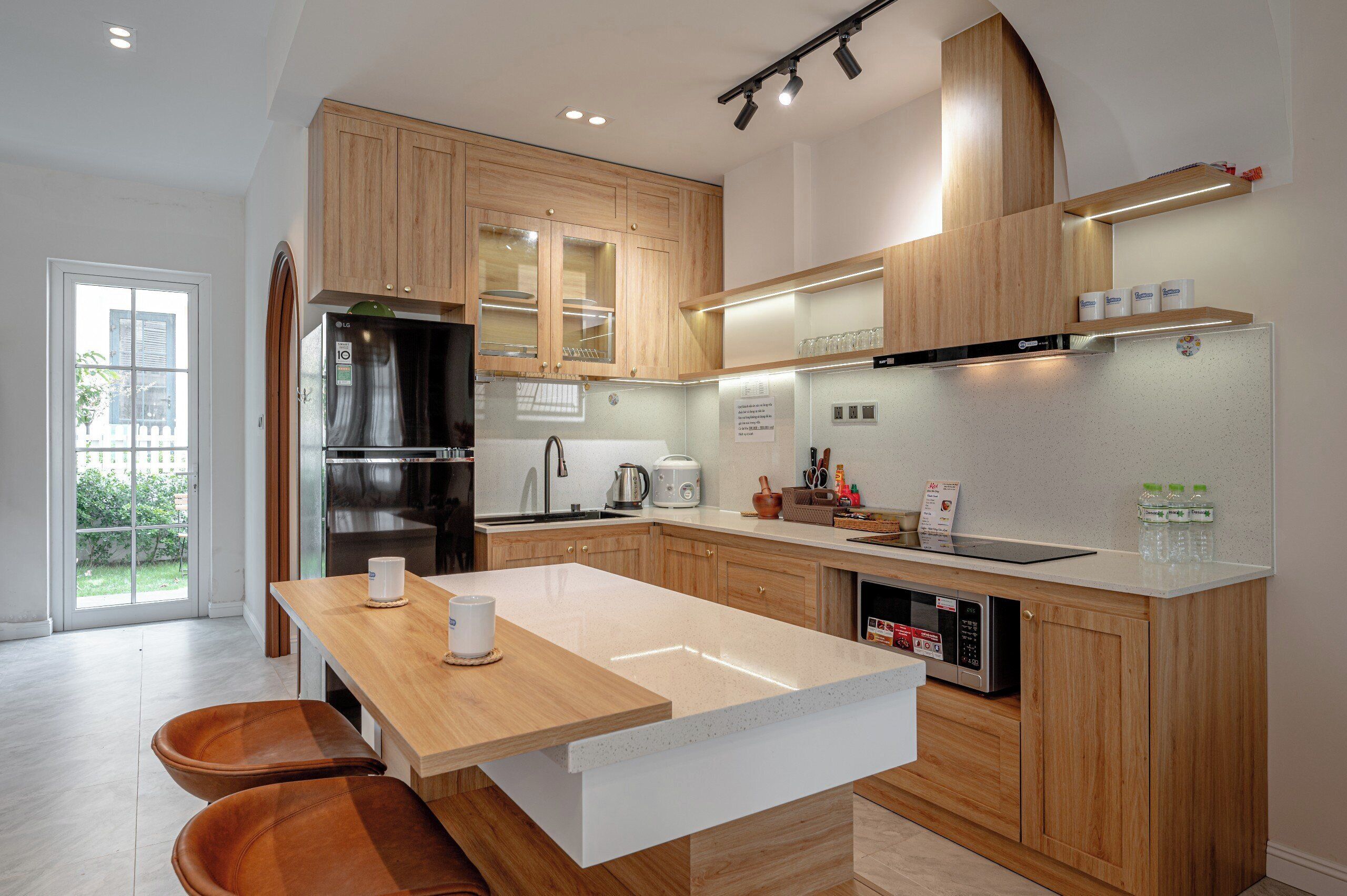 Refrigerador, tetera eléctrica, periquera y utensilios de cocina 