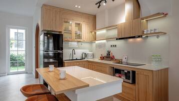 Refrigerador, tetera eléctrica, periquera y utensilios de cocina