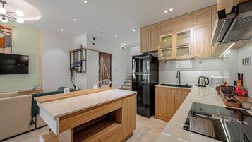 Réfrigérateur, bouilloire électrique, chaise haute